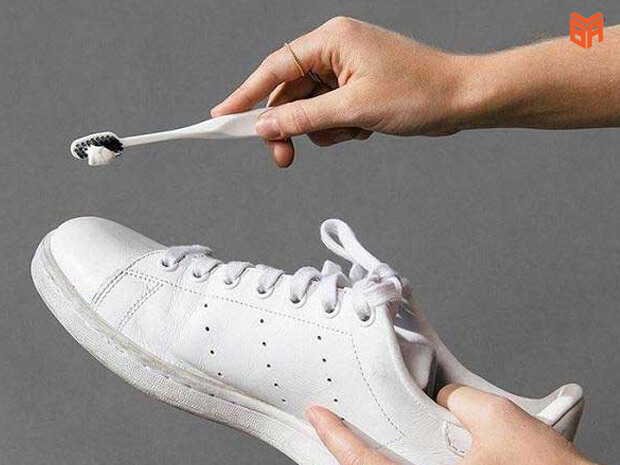 Làm sạch giày Adidas trắng dính bẩn bằng kem đánh răng