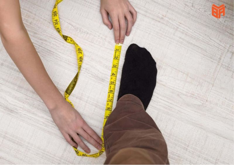Dùng thước dây đo trực tiếp chiều dài chân