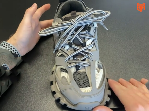Hoàn thiện cách buộc dây giày Balenciaga Track 3