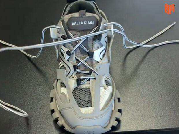 Buộc dây giày Balenciaga Track thứ 2 tương tự dây đầu tiên