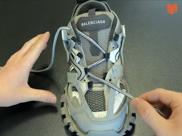 Cách thắt dây giày Balenciaga Track