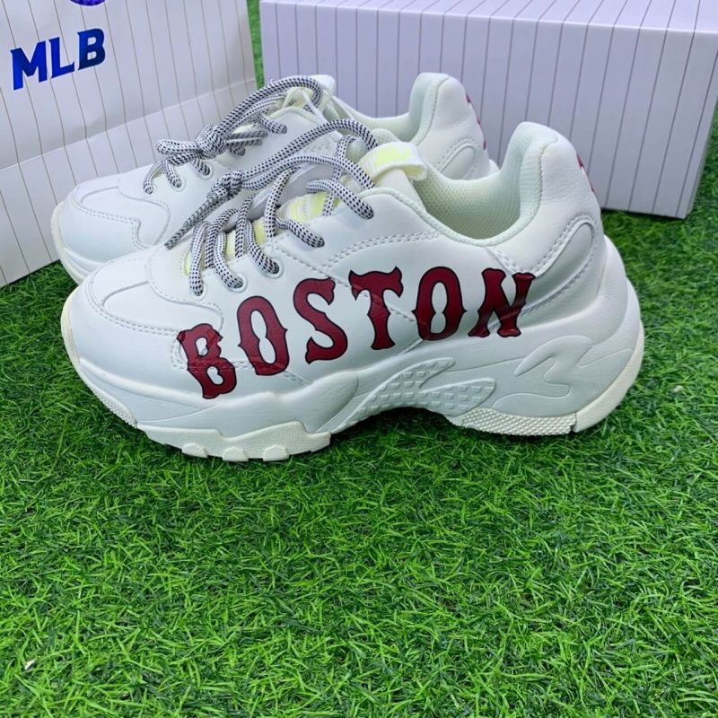 Logo giày boston trắng